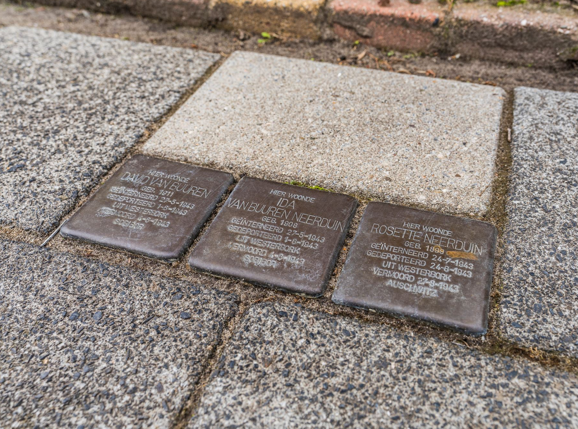 Gedenkstenen (Stolpersteine) voor het huis in de Cornelis Houtmanstraat