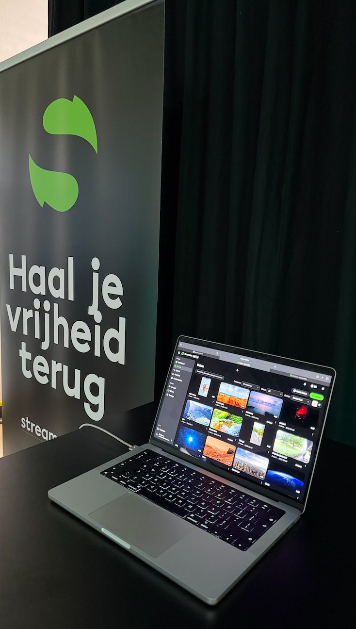 De StreamZilla-stand: een laptop met de videobibliotheek naast een banner met de tekst Haal je vrijheid terug.