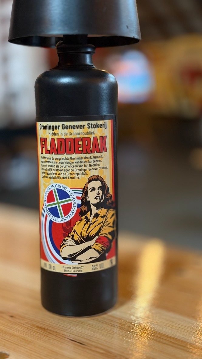 Fles Fladderak, het enige echte Groninger drankje, op de bar van de stokerij