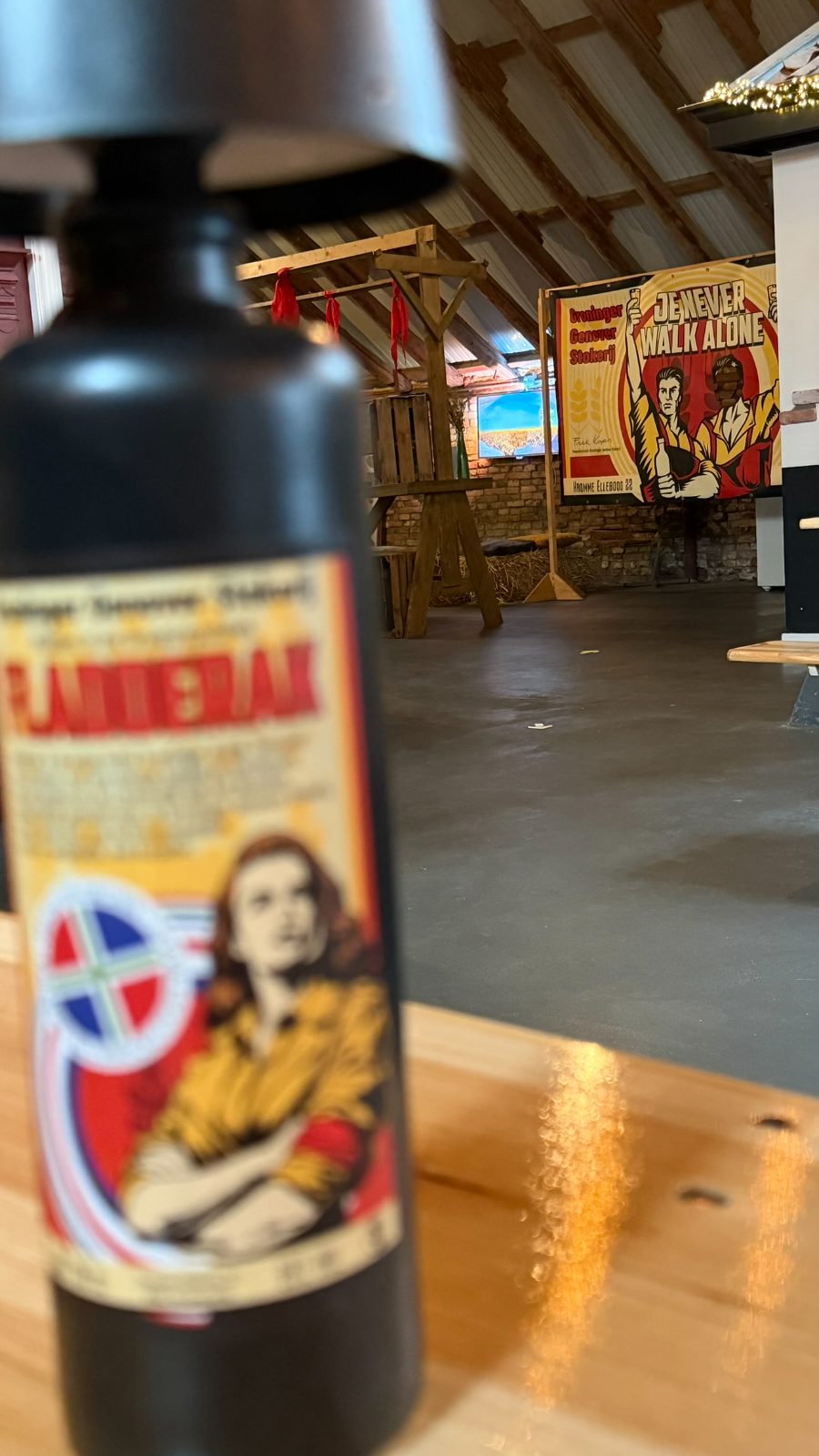 Het proeflokaal van de stokerij in Oostwold met het doek Jenever Walk Alone