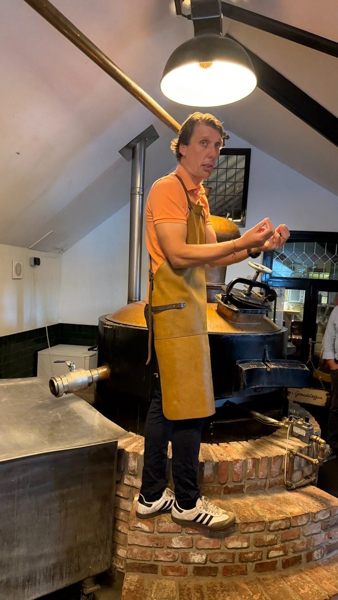 Stoker Freek bij de koperen ketel van de Groninger Genever Stokerij