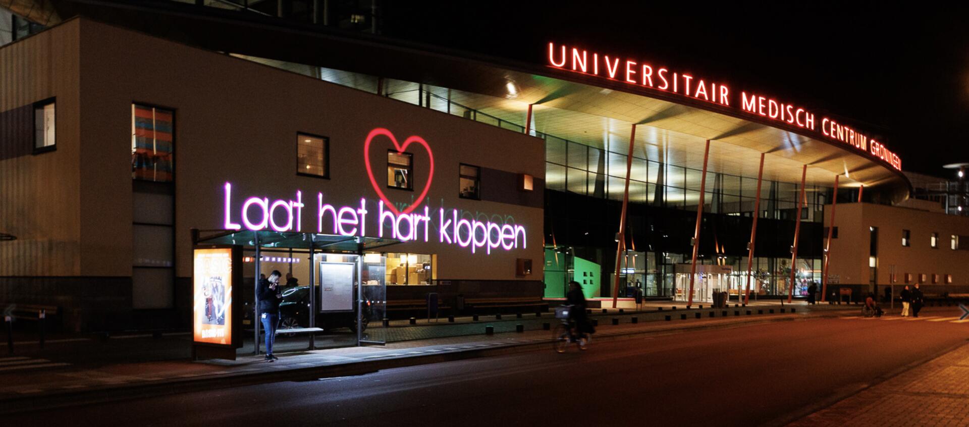 Laat het hart kloppen: Projectie op het UMCG in Groningen tijdens de campagne tegen sluiting van het kinderhartcentrum.