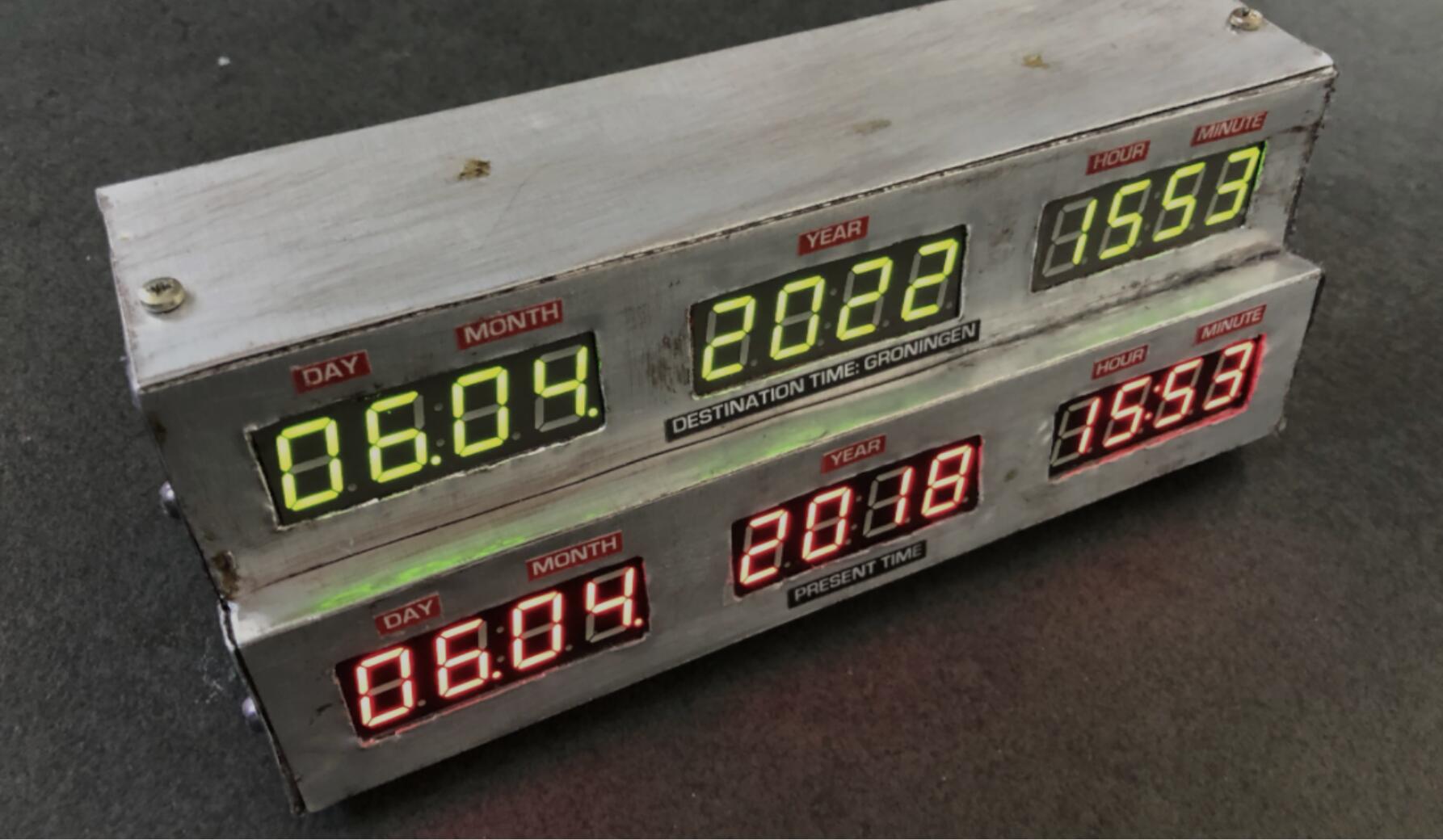 Back to the Future-klok: Werkende klok met de Nederlandse tijd en de Groningse tijd, geprogrammeerd op vier jaar vooruit. Cadeau aan de staatssecretaris van Economische Zaken.