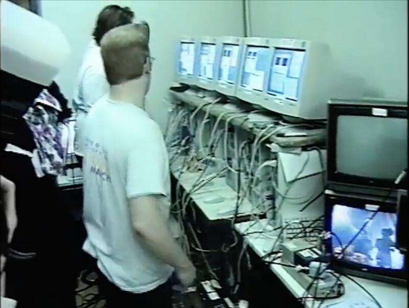 Live streaming: Een van de encoding farms. Acht zalen tegelijk, meerdere camera's per zaal, en op een gegeven moment zoveel kijkers dat de backbone van het internet overbelast raakte.