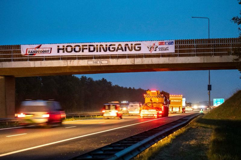 Hoe het begon: Een spandoek boven de A28 dat de afslag TT Assen tot hoofdingang van de Dutch Grand Prix verklaarde.