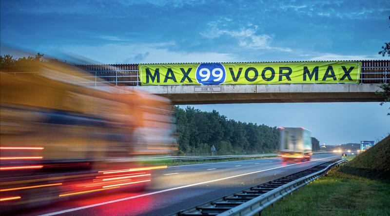 Max 99 voor Max: De F1 stond onder druk door CO2-limieten. Met borden en spandoeken vroegen we automobilisten langzamer te rijden, om ruimte te maken voor de F1.