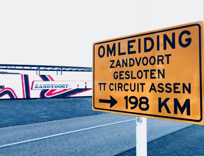 Omleiding: Een omleidingsbord bij circuit Zandvoort: gesloten, TT Circuit Assen 198 km.