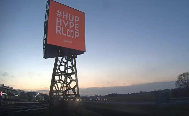 Publieke promotie: Reclamemast langs de snelweg om het testcentrum bij het publiek te promoten.